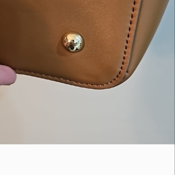 Elegant Beige and Brown Izaac Mizrahi Women's Bag - Picture 4 of 10